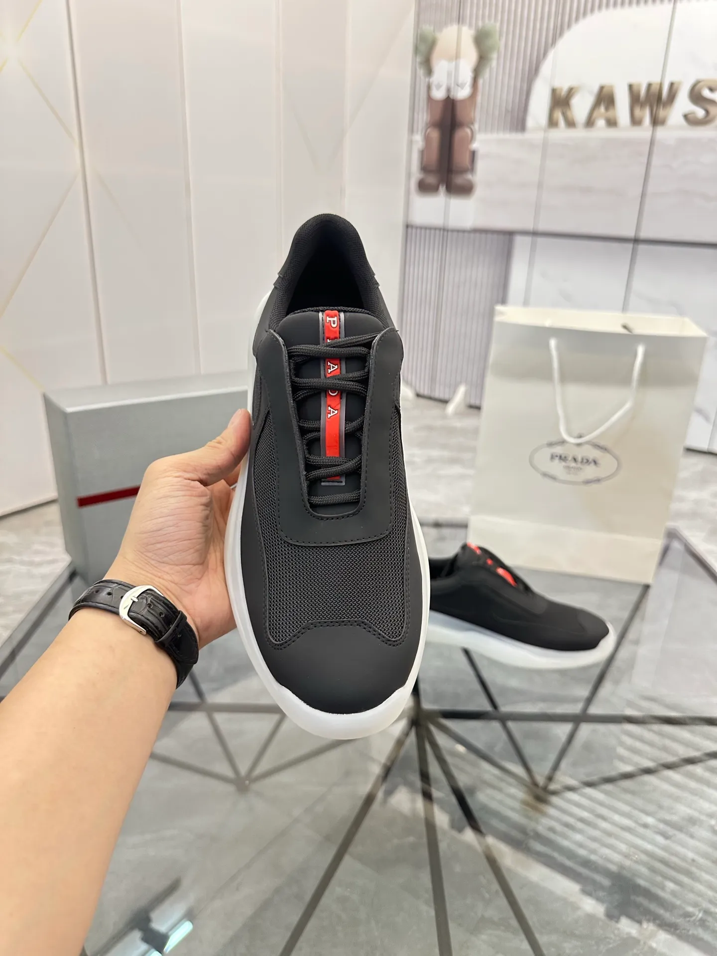 Men's shoes: 💰P660¥ High-end top quality Product trademark: Prada *"Prada*" low-top casual shoes Regular size: 38-45 (can be customized to 46) Product materials: Upper imported silk cowhide spliced ​​with original fabric, breathable lining, original outsole. No.: 001